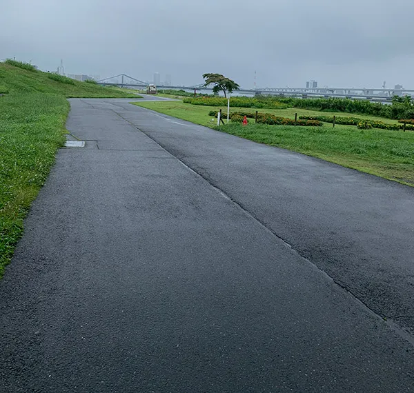 "今にも降り出しそうな空の下で"